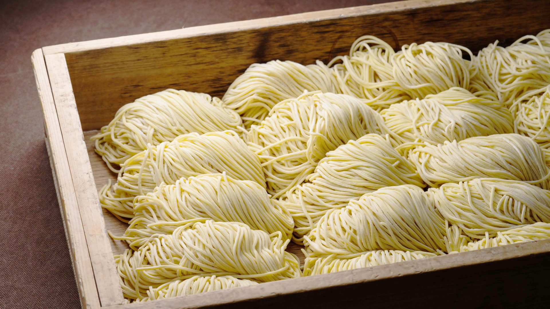 創業90年以上、伝統と進化の麺づくりでおいしさを。